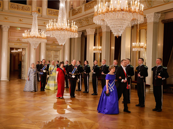President Guðni Jóhannesson and Queen Sonja arrive for the gala dinner, followed by King Harald and Mrs Eliza Reid, the Crown Prince Couple and Princess Astrid, Mrs Ferner. Photo: Jon Eeg, NTB scanpix